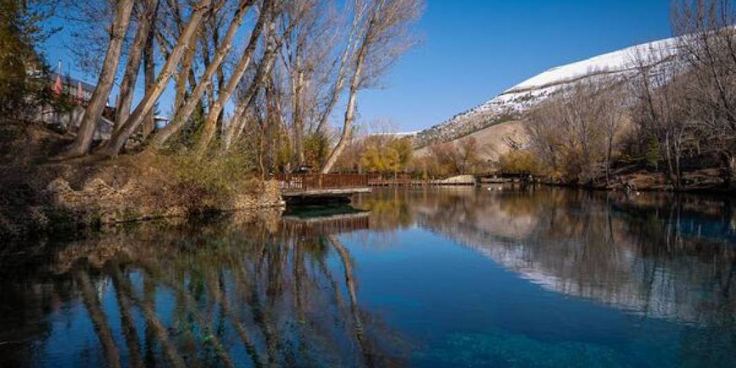 Yükseklerde kar alçakta sonbahar! İki mevsimi bir arada yaşatıyor: Fotoğraflarına bakmak bile ziyaretçi çekmeye yetiyor 4